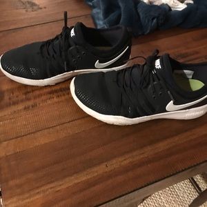 Black Nike Tennis Shoes